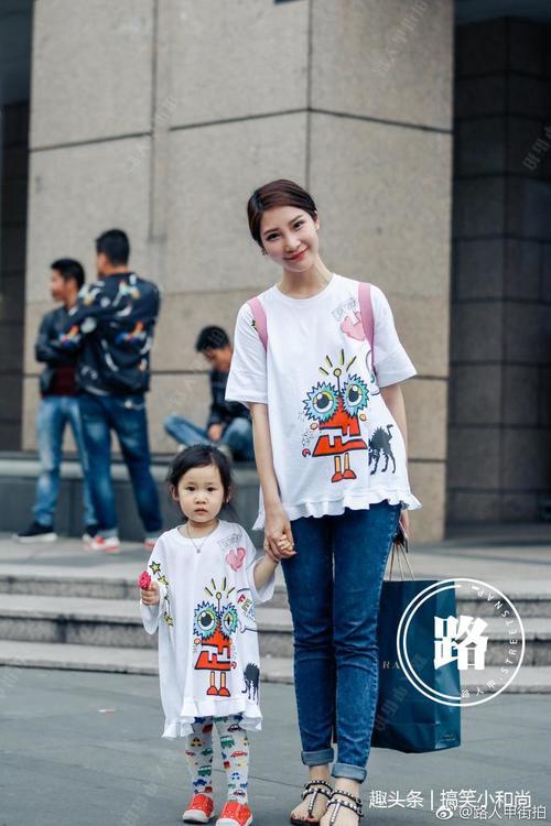 路人街拍：小姐姐宽大T恤在腰间系成一个结，秀出小蛮腰