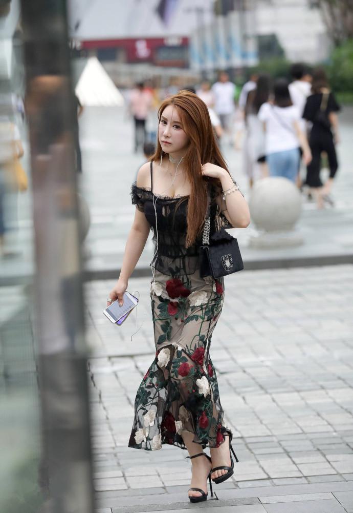 路人街拍：有一种小姐姐叫天生尤物，连衣裙随意穿就可以这么美