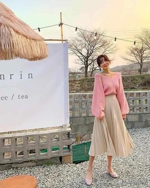 『 反差感』+ 裙子”才是今春王炸穿搭，扔掉高跟鞋！“平底鞋