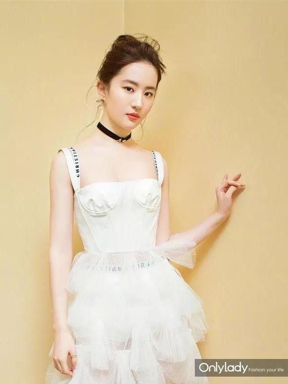 我最喜欢你什么样子?穿连衣裙的样子!