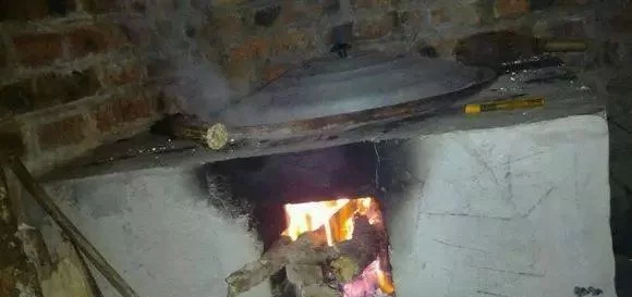 80年代的农村,我们晚上睡觉家里都是不用锁门的,就连家里的牲口也是外面栓着