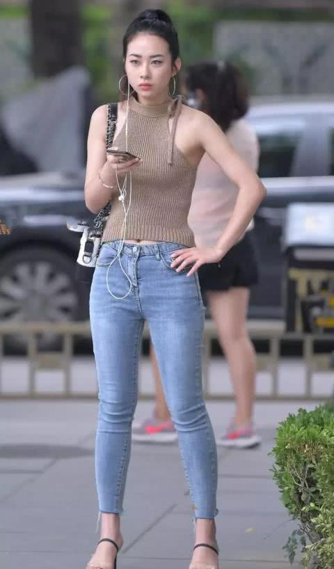 时尚街拍，这是逆天的身材有型有色，婀娜多姿尽显优雅感