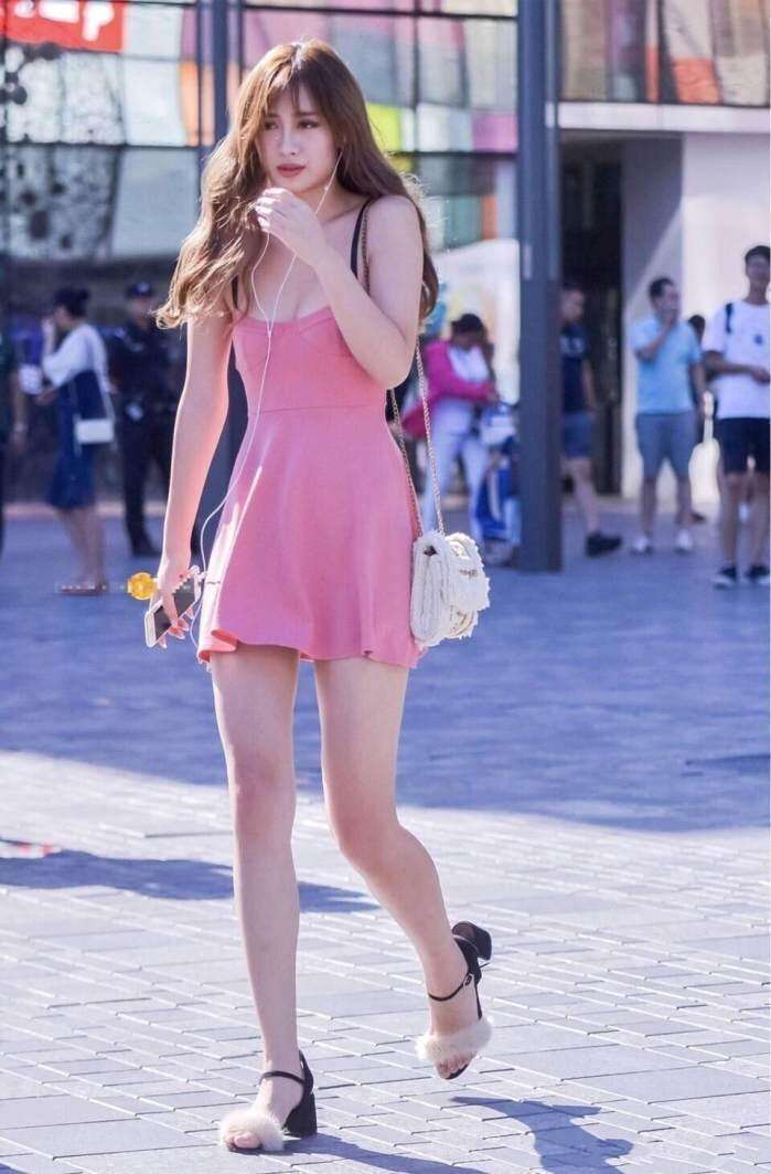 街拍：炎热的夏天女孩子们都喜欢清凉出街