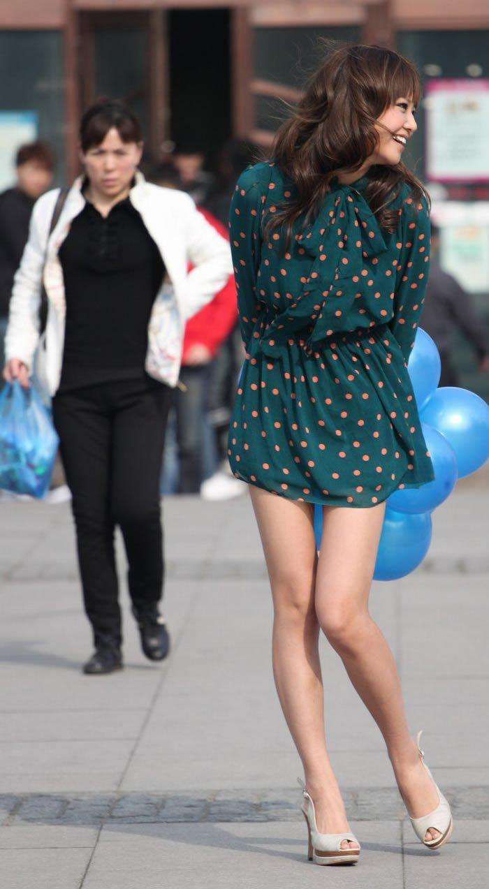 街拍: 活泼可爱的印花短裙大长腿美女, 爱笑的眼睛很迷人