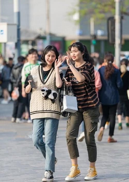 【美女】潮流速递,路人街拍,靓女看起来十分的窈窕,穿简单的短袖T恤,优雅有韵味