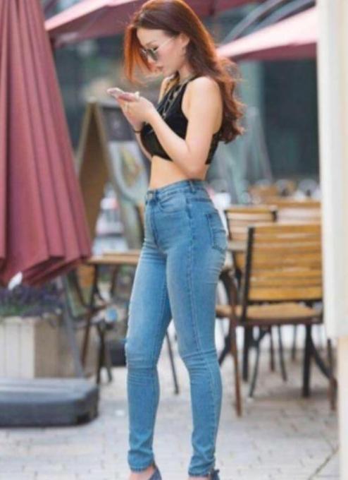 想要在夏日里秀出性感双腿, 一条牛仔裤满足你!