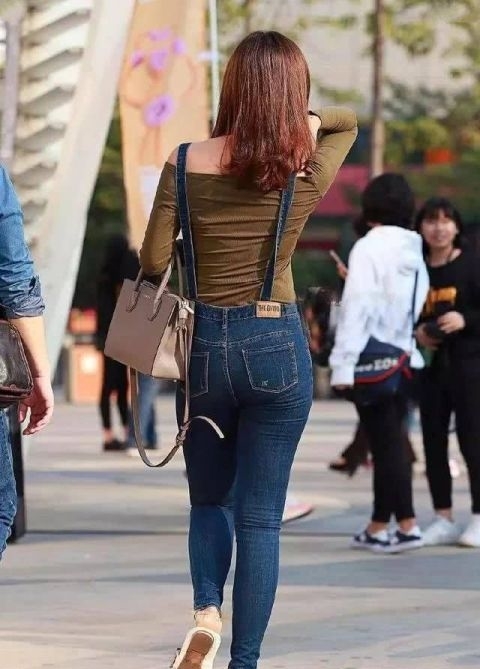  「性感」美女街拍：时尚靓丽的小姐姐，紧身穿搭，身材有型又性感！