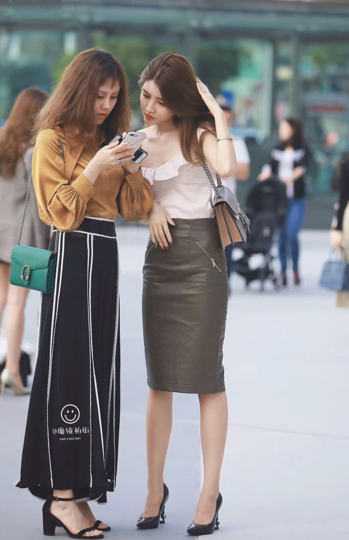 路人街拍，小姐姐这件上衣一定很清凉