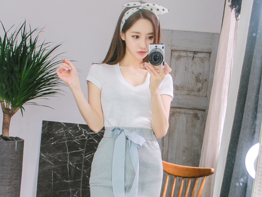 清秀唯美的紧身裙女神，穿出成熟韵味，很有吸引力！