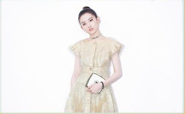 当宋祖儿和周冬雨同穿金色裙，网友:终于见识到扮嫩的最高境界!