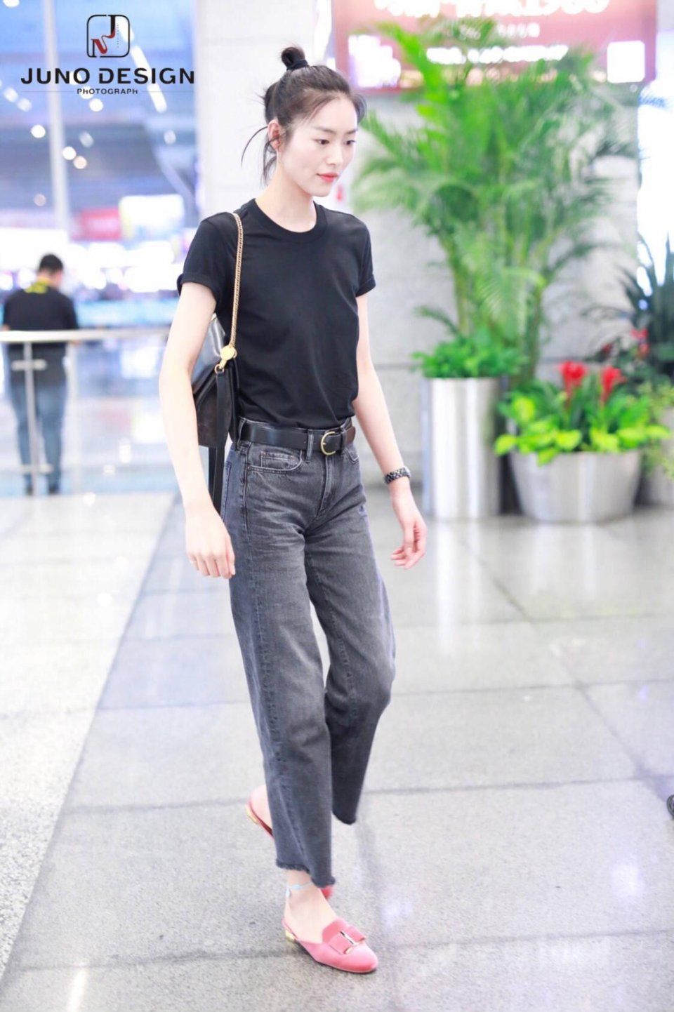 奚梦瑶绝对是最敢穿的女明星!能露的地方全露，连刘雯都比不过她