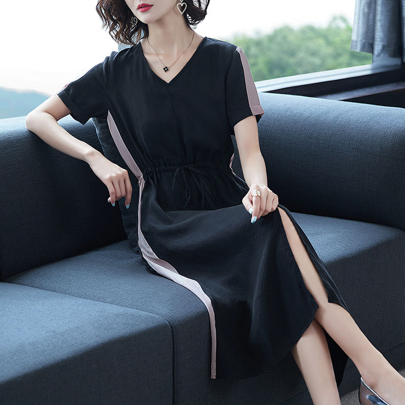 53岁妈妈真的好敢穿!出门逛街，穿连衣裙+高跟，惊艳的不得了