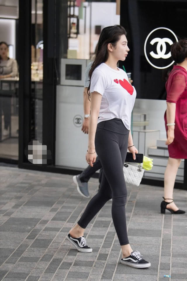 姐姐白色T恤衬托清正纯洁的气质，弹力紧身裤穿出完美筷子腿