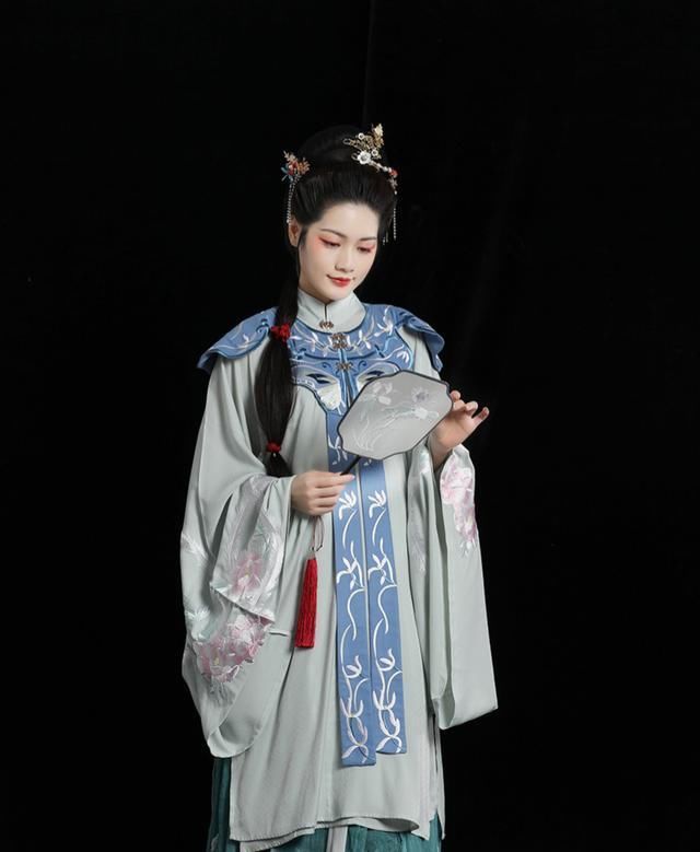 整套衣服■来不及解析了,不需要遵循配色不过三原则,汉服配色就是这么随性