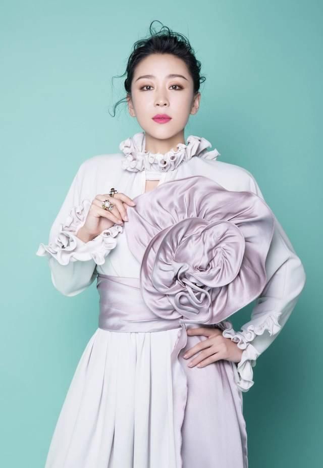 「雅致」苗木基地有着好身材骄纵,穿花瓣长袖连衣裙高雅雅致,很有“美妇”气场范