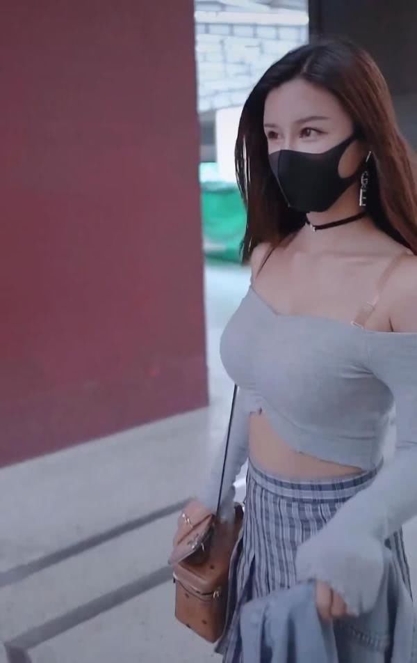 【精致】颜值精致的小姐姐，吊带＋百褶裙，性感十足