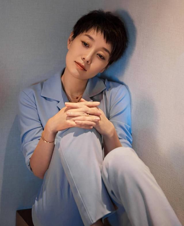  『气质』马伊琍太时尚了吧，驼色毛衣裙搭配白色靴子，气质不输20岁少女