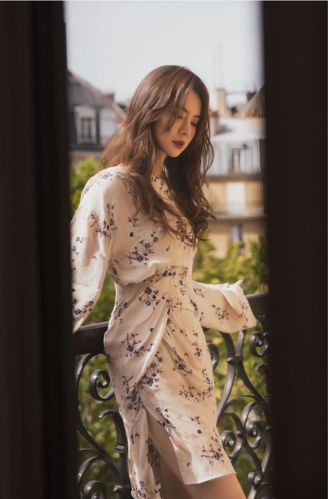 戚薇估计是没睡醒吧?穿件黑纱睡衣亮相，简单却女人味爆棚!