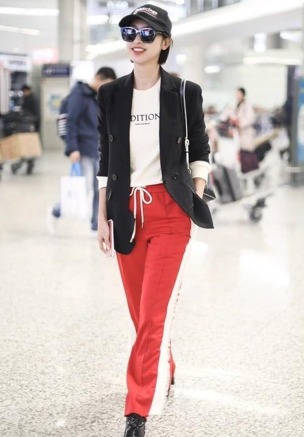 张俪穿红色格纹吊带现身机场, 手拿“大白兔奶糖”包包