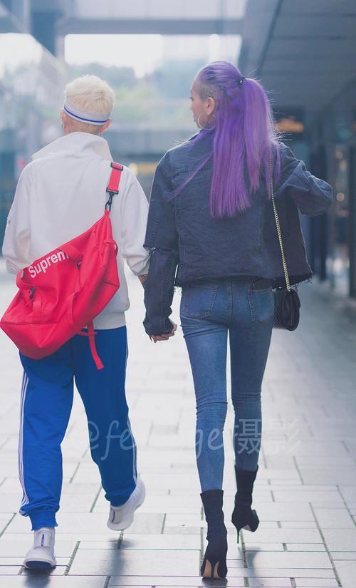 街拍: 七夕节前, 偶遇一对时尚小情侣, 女生身材好得让模特都羡慕