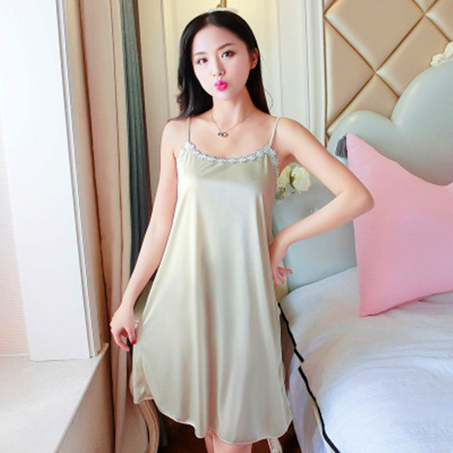 丰满老婆一改土气风格，穿上“妩媚”睡衣，美如仙女几乎认不出来