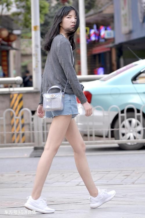 街拍美女：蓝色牛仔热裤搭配灰色休闲外套，小姐姐很美，清新自然