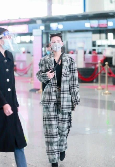  「张予曦」29岁张予曦真“保守”，20几度穿西装走机场，看到内搭我竖大拇指