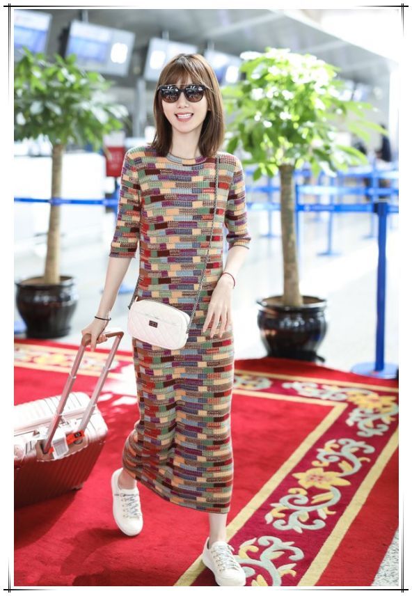 看了毛晓彤格纹裙,再看白百何,网友:甜美与妩媚的差距一目了然