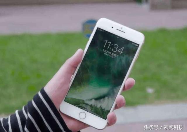 苹果也无奈，iPhone8plus“大跳水”，网友：太早入手了