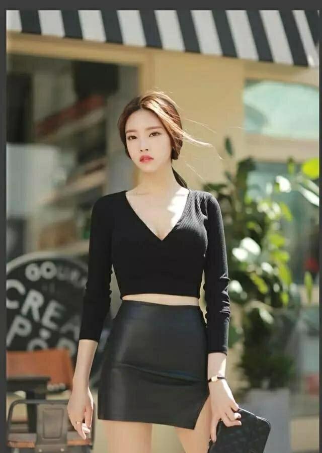 街拍小姐姐黑皮裙秀身材, 大长腿彰显魅力, 侧开叉不能再高了!