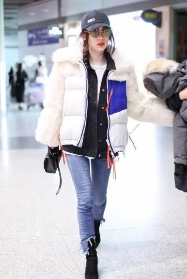 38岁董洁跟霍思燕一同现身机场，网友：少女跟大妈的区别一目了