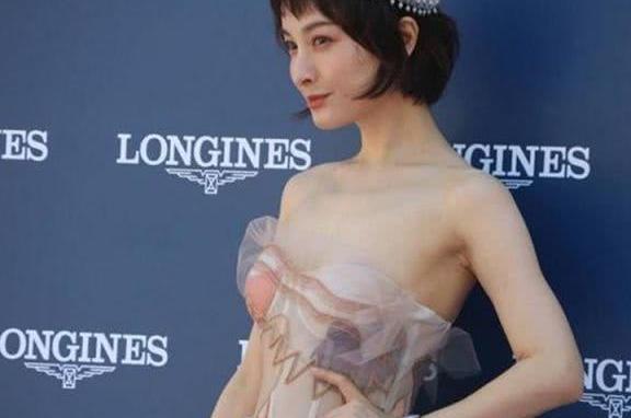 吴昕好不容易穿薄纱裙仙气一回，却撞衫了唐艺昕，尴尬了！