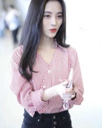 鞠婧祎机场街拍秀美腿，裤子太紧三角区被勒出形状，网友：尴尬了