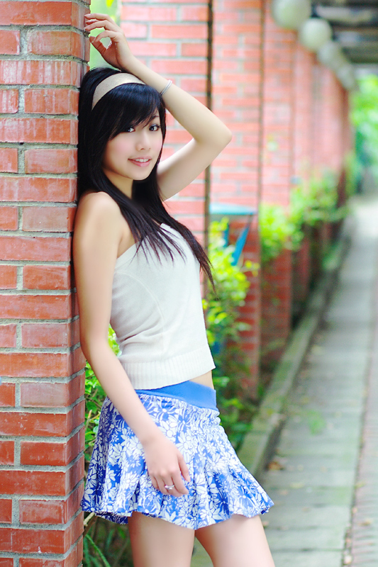 一个在城市公园里的美丽清纯淑女姑娘