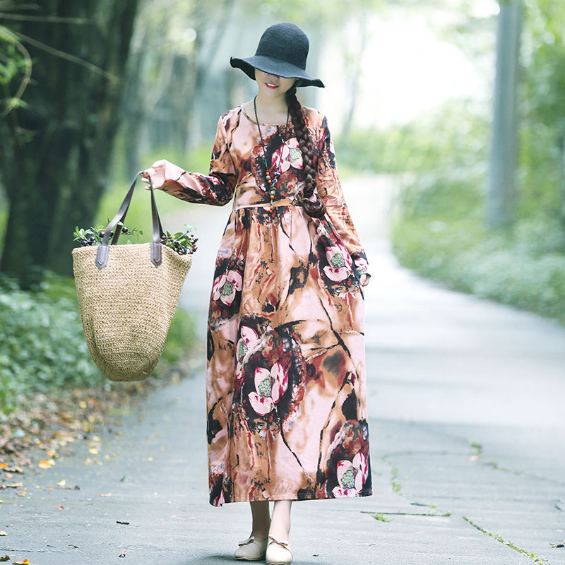 别再牛仔裤配外套了，城里姑娘都在穿藏肉裙出门，简直美死了