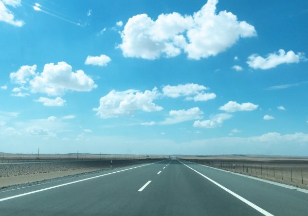  高速：中国最孤独的高速路，花了370亿修了5年，却几乎看不到车