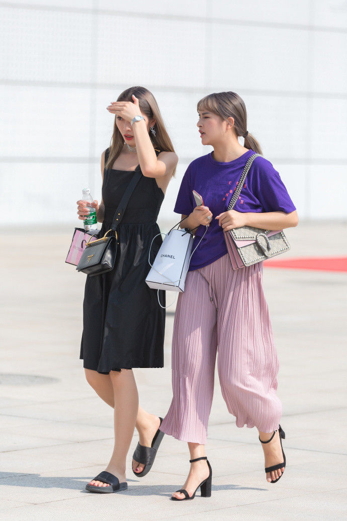 重庆街拍，潮流简约连衣裙，穿搭有调性~