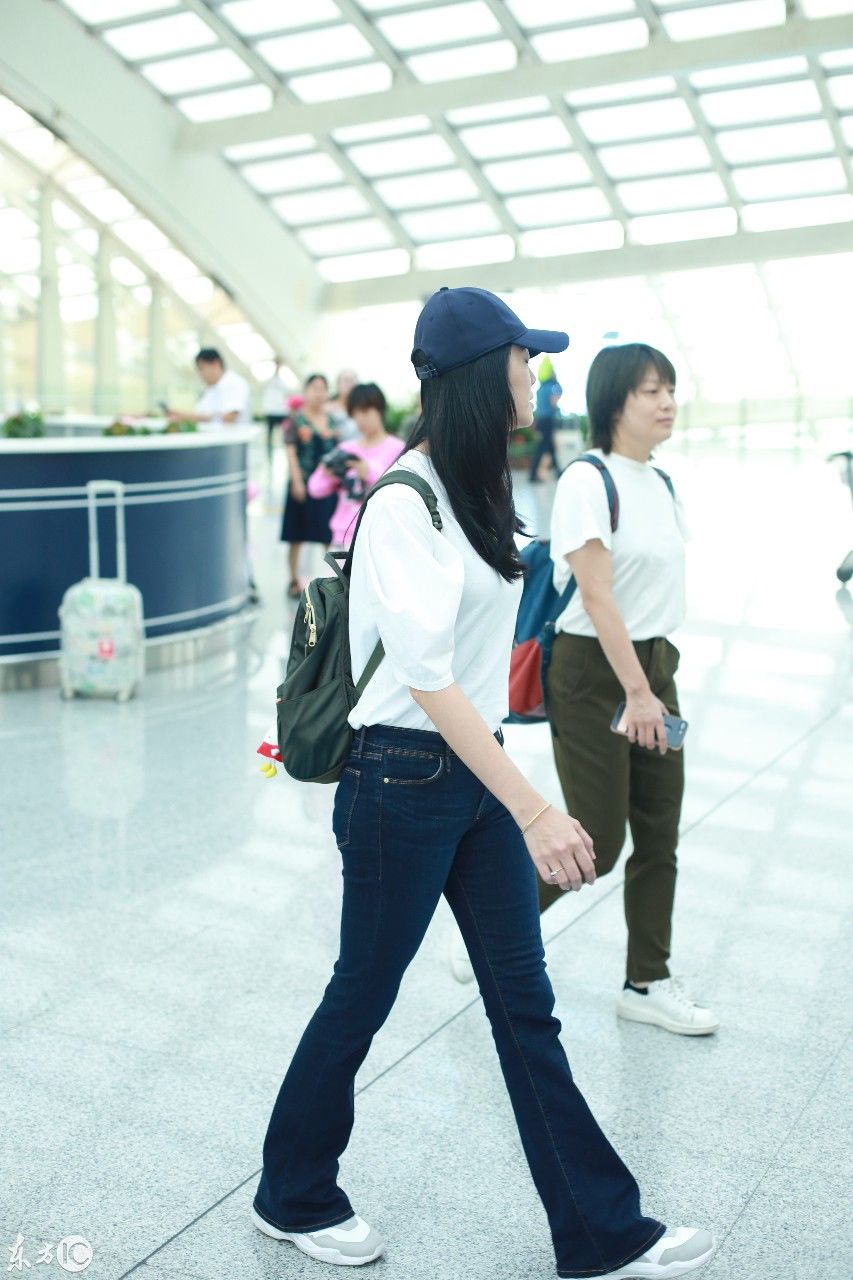 姚晨戴黑色棒球帽穿白色T恤搭配牛仔裤现身机场