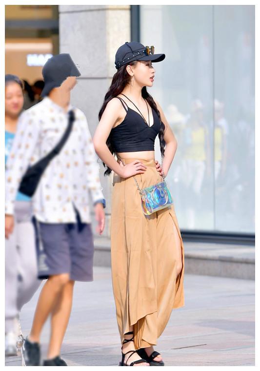 街拍: 美女大胆穿吊带, 好身材若隐若现!