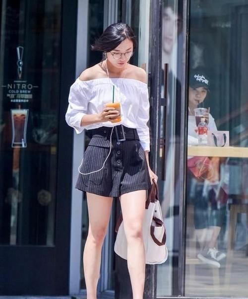  [小姐姐]街拍：小姐姐一件黑色长款毛呢大衣，内搭一条优雅的红色连衣裙