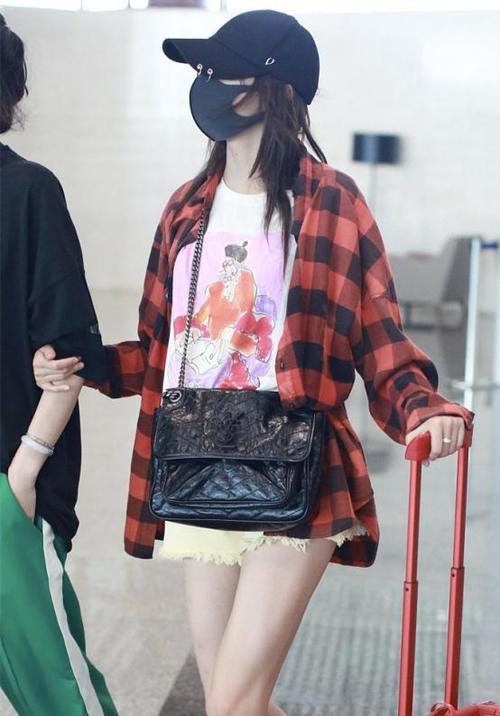 173关晓彤和168热巴同穿短裤，终于见识了大长腿和白细腿的差别