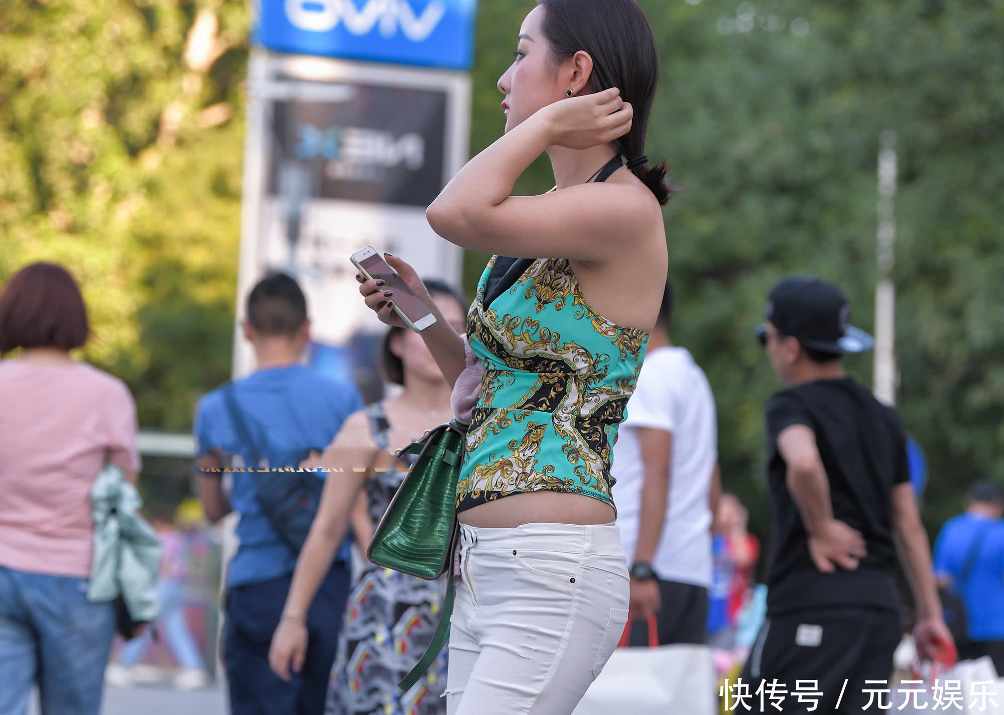 俏皮小姐姐吊带露背背心,将她肚子上那嘟嘟赘肉变得呆萌可爱,让