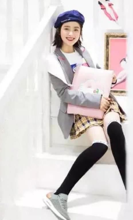 沈月就换了一双袜子，大长腿的属性就“暴露”出来了