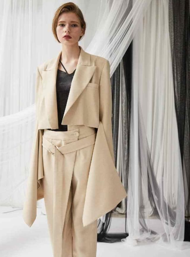  『高級』想不到20年的西服竟那样短？确实太高級了