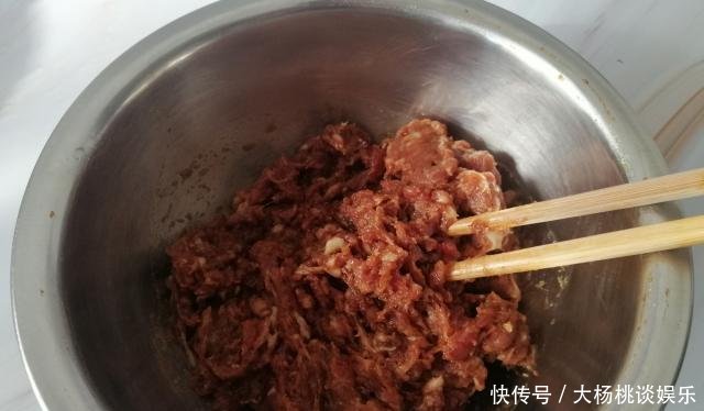  连吃：我用这菜包饺子，老公一脸的嫌弃，出锅却连吃30个，还直呼没吃够