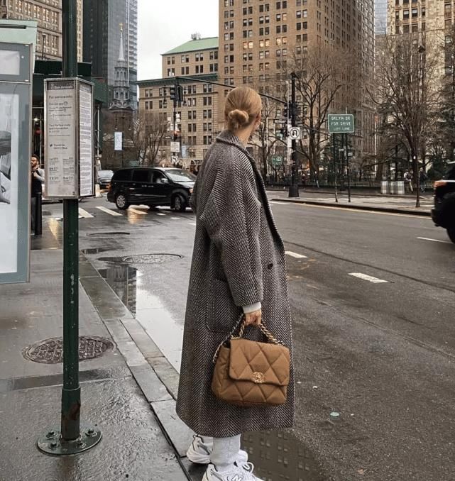  【会把女生们】快扔掉你的“ 羽绒服 ”吧，这几款长大衣早春穿“仙”到没朋友