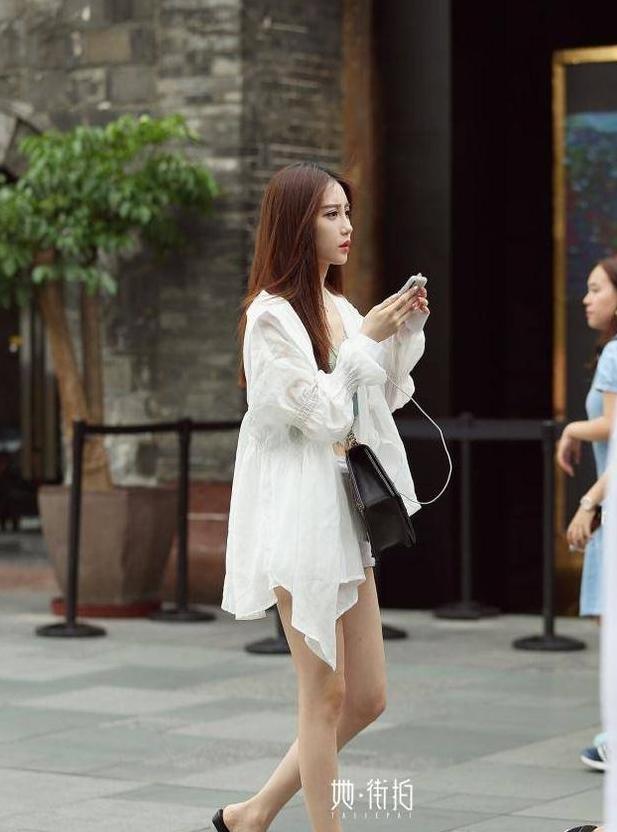 成都街拍，简简单单的搭配，清爽自然