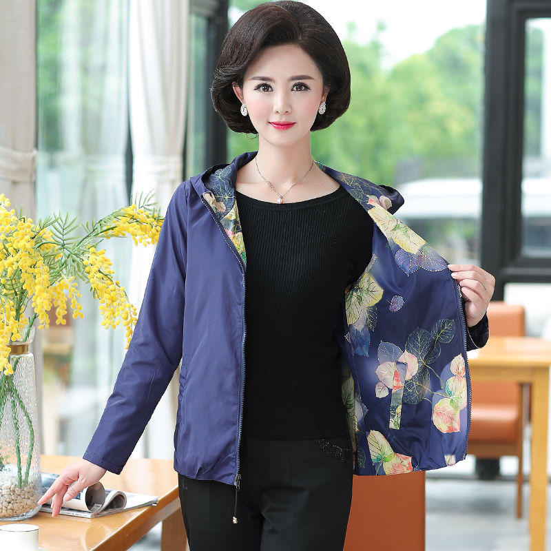 50岁妈妈，从不买风衣!薄外套+小脚裤的搭配，不穿高跟都显高