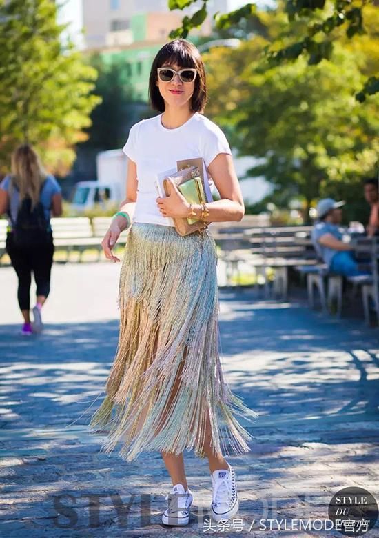 不一样的半裙配T恤，很简单却能美一整个夏天！
