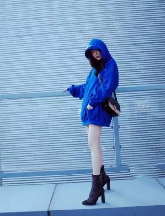 杨幂关晓彤撞衫，大10岁竟一次没输！网友：腿在气质面前不值一提